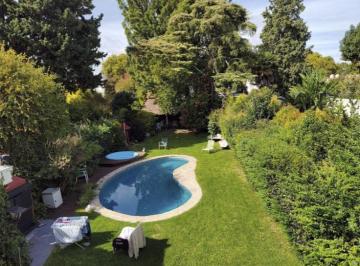 Casa · 270m² · 4 Ambientes · 2 Cocheras · Casa en Venta con Jardin - Arenales Entre Monasterio y Lisandro de La Torre Opcion Permuta
