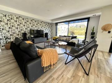 Casa · 235m² · 5 Ambientes · Casa en Venta en Barrio Privado Rumenco