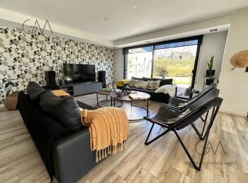 Casa · 235m² · 5 Ambientes · Casa en Venta en Barrio Privado Rumenco