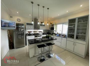 Casa · 120m² · 3 Ambientes · 2 Cocheras · Casa en Venta - Caseros