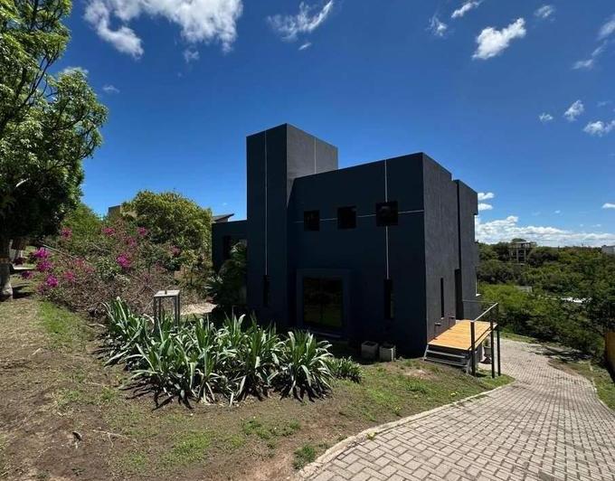 Casa · 360m² · 3 Ambientes · 2 Cocheras
