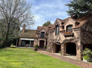 Casa de 7 ambientes, San Isidro · Lomas de San Isidro, Zona Jockey Construida por Arquitecto Maurette