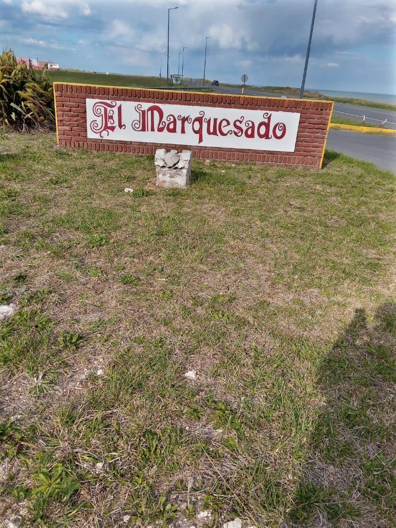 Lote 427m² en esquina con servicios — El Marquesado