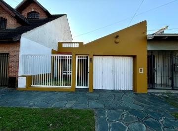 Casa · 70m² · 4 Ambientes · 1 Cochera · Casa en Temperley Este
