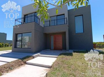 Casa · 201m² · 6 Ambientes · 2 Cocheras · Casa en Araucarias