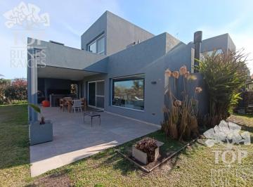 Casa · 206m² · 7 Ambientes · 1 Cochera · Casa en El Canton - Islas