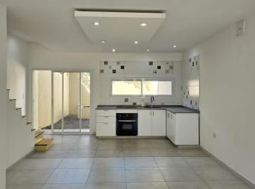 Casa · 130m² · 3 Ambientes · 1 Cochera · Triplex en Venta 3 Ambientes, Patio y Cochera, San Justo.