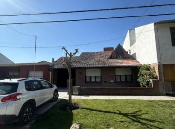 Casa de 4 ambientes, Mar del Plata · Excelente Chalet de 4 Ambientes C/cochera - Jardin - Quincho