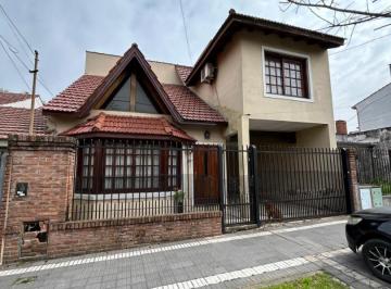 Casa · 280m² · 7 Ambientes · 3 Cocheras · Chalet y Casa con Garage y Piscina Ideal 2 Familias en Venta