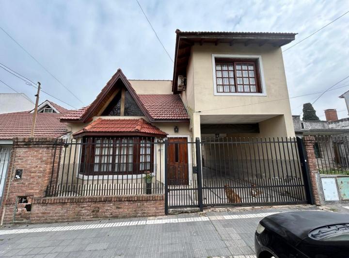 Casa · 280m² · 7 Ambientes · 3 Cocheras