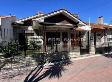 Casa · 210m² · 6 Ambientes · 1 Cochera · Venta Chalet 6 Ambientes con Garage Parque y Quincho en Zona Pompeya Zonificacion Apto Edificio