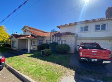 Casa · 450m² · 5 Ambientes · Chalet en Barrio Los Troncos