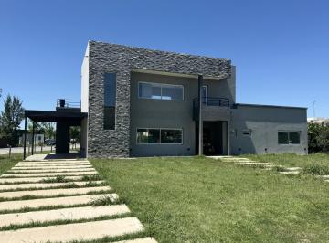 Casa · 173m² · 4 Ambientes · 2 Cocheras · Casa en Venta Barrio La Alameda Canning