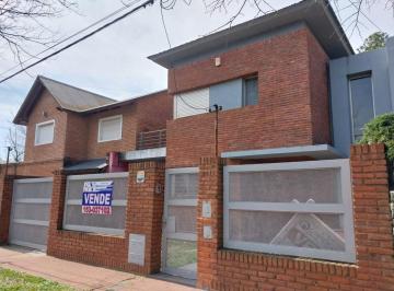 Casa · 170m² · 5 Ambientes · 1 Cochera · Casa en 2 Plantas Al Frente con Parque 3 Dorm. con Cochera Se Escuchan Ofertas