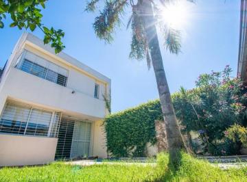 Casa · 210m² · 5 Ambientes · 1 Cochera · Casa 3 Dorm. con Piscina y Jardin Barrio Refineria