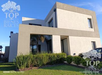 Casa · 190m² · 6 Ambientes · Casa en Venta a La Laguna