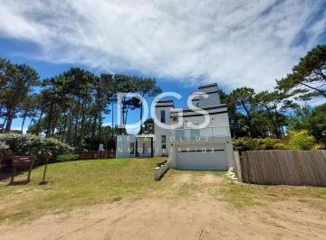 Quinta vacacional · 260m² · 4 Ambientes · 2 Cocheras · Casa Quinta en Venta en Pinamar, Costa Atlántica, Buenos Aires