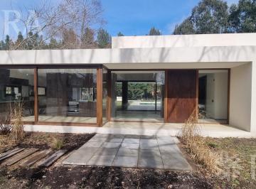 Casa · 185m² · 4 Ambientes · 1 Cochera · Venta de Casa de 4 Ambientes con Piscina en Club Miralagos 1