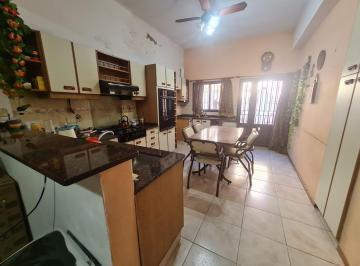 Casa · 170m² · 6 Ambientes · 1 Cochera · Casa en Venta con Cochera y Patio