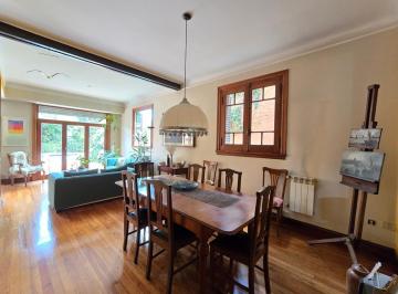 Casa · 231m² · 5 Ambientes · 2 Cocheras · Chalet en Venta en Villa Sarmiento