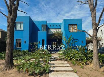 Casa · 241m² · 5 Ambientes · 2 Cocheras · Casa Alquiler Anual 5 Ambientes en Santa Maria de Los Olivos Malvinas Argentinas Lote de 794,61 m²