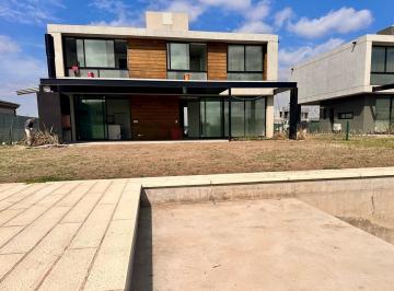 Casa · 280m² · 6 Ambientes · 2 Cocheras · Casa en Barrio Privado Vida
