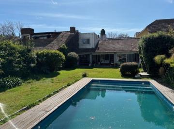 Casa · 241m² · 5 Ambientes · 1 Cochera · Apto Credito Chal 4 Dor 1 Ste Gran Fondo Pil