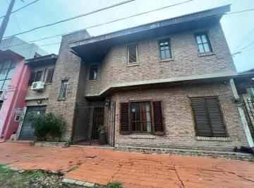 Casa · 200m² · 5 Ambientes · 1 Cochera · Casa Tipo PH con 5 Ambientes, 4 Dorm. Fondo y Cochera Caste