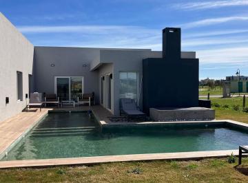 Casa · 245m² · 4 Dormitorios · 1 Cochera · Casa en Villalobos