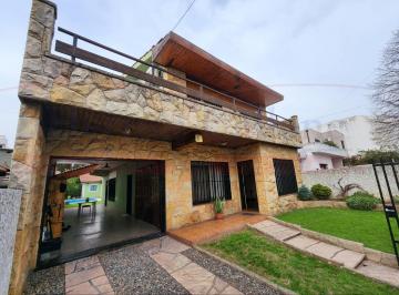 Casa · 255m² · 5 Ambientes · 1 Cochera · Excelente Casa 10 Ambientes con Quincho y Piscina