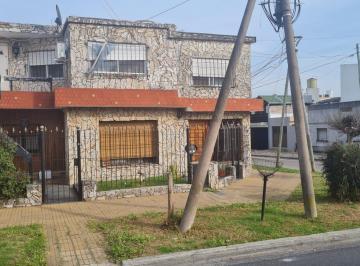 Casa de 6 ambientes, Tres de Febrero · Oportunidad Única! Casa Para 2 Familias, a Dos Cuadras de Estación de Villa Bosch