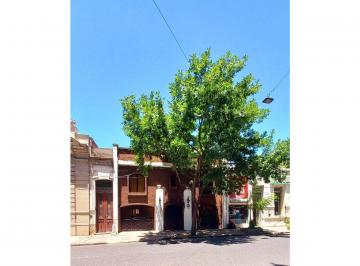 Casa · 203m² · 7 Ambientes · 1 Cochera · Salta 2365