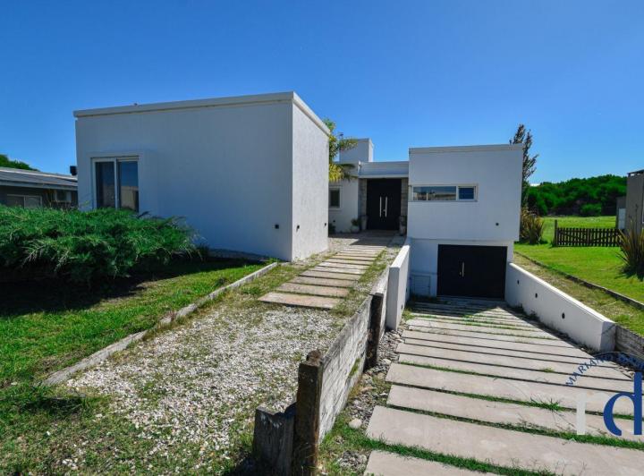 Casa · 216m² · 6 Ambientes · 1 Cochera