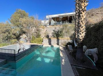 Casa · 510m² · 4 Dormitorios · Adobe Vende Propiedad en Calle Benito de San Martin, Chacras de Coria