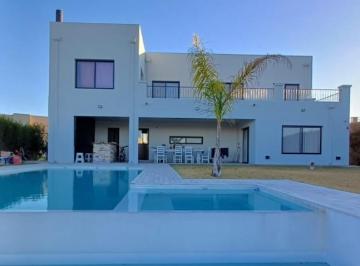 Casa · 250m² · 5 Ambientes · 6 Cocheras · Casa en El Canton Puerto