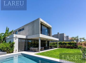 Casa · 195m² · 4 Ambientes · 2 Cocheras · Casa en Venta en Ayres Plaza