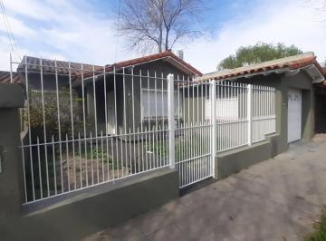 Casa · 130m² · 5 Ambientes · 1 Cochera · Casa 4 Amb con Parque y Pileta en Venta