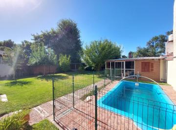 Casa · 183m² · 4 Ambientes · 2 Cocheras · Casa de 3 Dorm. en Venta en Baigorria Barrio Paraíso con Jardín y Pileta