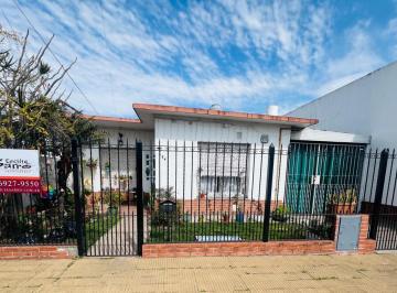 Casa de 3 ambientes, Esteban Echeverría · Linda Casa con Dos Habitaciones, Garage y Fondo Libre