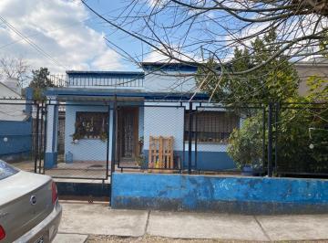 PH · 70m² · 4 Ambientes · 1 Cochera · Casa en Temperley 2 Dorm. y Entrada Para Auto