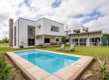Casa de 5 ambientes, Chacras de Coria · Casa de Categoria en Barrio Pueyrredon