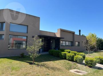 Casa · 968m² · 4 Ambientes · 2 Cocheras · Casa en Venta - Barrio Los Talas, Canning