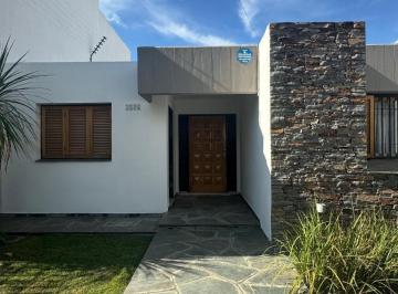 Casa · 185m² · 5 Ambientes · 2 Cocheras · Vendo Casa B° Urca! Primera Calidad!
