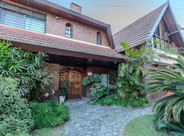 Casa · 544m² · 7 Ambientes · 4 Cocheras · Estupenda Casa a La Venta Sobre un Soñado Terreno de 1221 m² en Martinez.