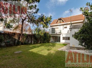 Casa · 252m² · 5 Ambientes · 2 Cocheras · Nuñez Venta Casa Jardin Patio Garage Cochera a Reciclar Lomas de Nuñez 5 Ambientes
