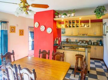 Casa · 210m² · 5 Ambientes · 1 Cochera · Venta - Casa 3 Dorm. en Esquina - Azcuénaga, Rosario.