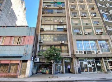 Oficina comercial · 32m² · Oficina Doble Ingreso. Piso Alto. Aire Acondicionado.