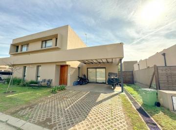 Casa · 106m² · 3 Ambientes · 2 Cocheras · Casa de 2 Dorm - Condominios Dm - Funes