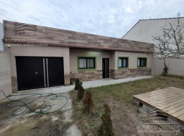 Casa · 90m² · 4 Ambientes · 1 Cochera · Hermosa Casa en Ph - a 200 m del Mar!