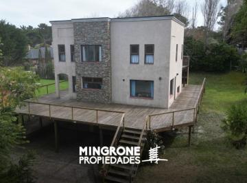 Casa de 5 ambientes, Cariló · Casa en Venta en Carilo Calle Avestruz